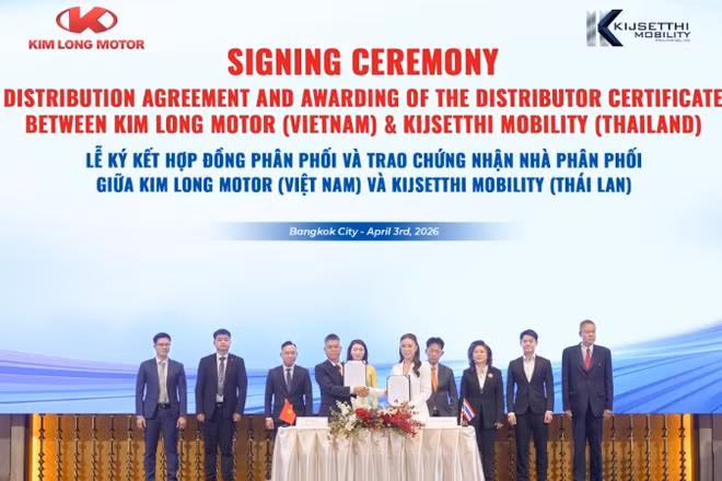 Đại diện Kim Long Motor và Kijsetthi Mobility tại lễ ký kết. 