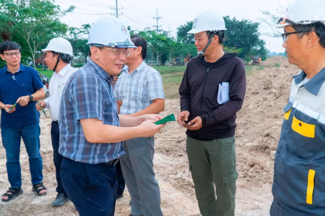 Chủ tịch Hội đồng thành viên EVNSPC Lê Văn Trang thăm và động viên cán bộ, kỹ sư, công nhân thi công tại dự án điện dịp Lễ 30/4 và 1/5.