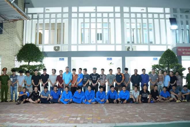 Các đối tượng tại cơ quan chức năng. (Ảnh: Công an cung cấp)
