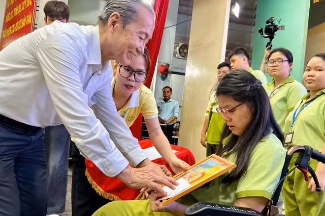 Ông Nguyễn Hữu Châu, con trai cố Luật sư, Quyền Chủ tịch nước Nguyễn Hữu Thọ, Phó Chủ nhiệm Thường trực Câu lạc bộ Truyền thống kháng chiến Đoàn Thanh niên các cơ quan Trung ương Cục miền nam trao học bổng cho các em học sinh.