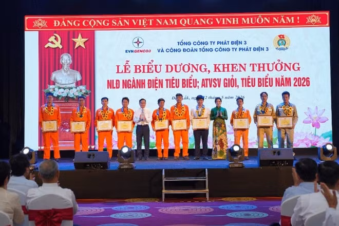 Đại diện Tập đoàn Điện lực Việt Nam và EVNGENCO3 trao giấy khen cho Người lao động ngành Điện tiêu biểu Tổng Công ty năm 2026.
