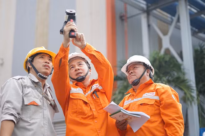 Công nhân EVNCMC kiểm tra thiết bị điện để bảo đảm nguồn điện vận hành thông suốt. 