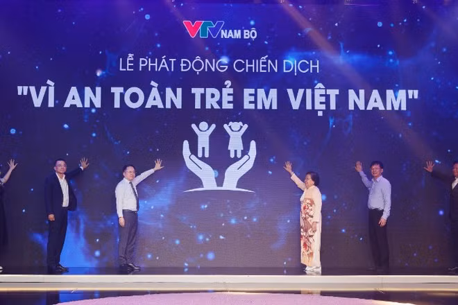 Các đại biểu thực hiện nghi thức khởi động hoạt động truyền thông "Vì an toàn trẻ em Việt Nam".