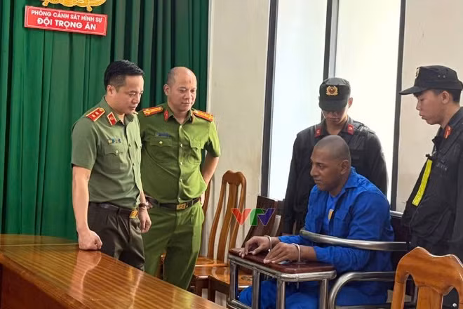 Một trong hai đối tượng (áo xanh) tại cơ quan chức năng. (Ảnh: Công an cung cấp)