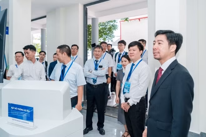 Lãnh đạo UTH và các đại biểu tham quan Phòng mô phỏng Điều khiển và Khai thác đường sắt tốc độ cao.