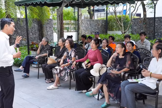 Cán bộ công ty Điện lực Sài Gòn tuyên truyền về tiết kiệm điện đến các hộ dân trên địa bàn phường Sài Gòn. (Ảnh: THANH THIỆN)