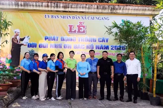 Đại diện các đơn vị, địa phương tham gia chương trình phát động trồng cây đời đời nhớ ơn Bác Hồ. 