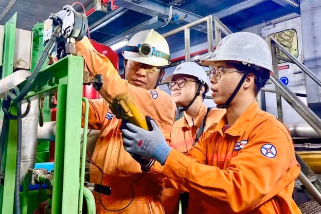 Người lao động EVNGENCO3 thực hiện kiểm tra, sửa chữa thiết bị nhằm bảo đảm các tổ máy vận hành an toàn, liên tục trong mùa khô.
