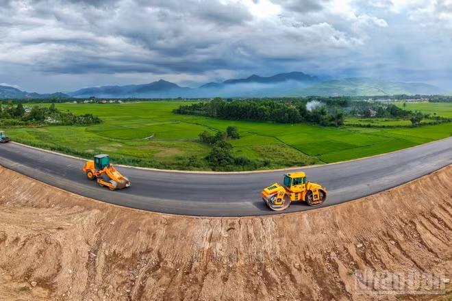 Tuyến cao tốc Quảng Ngãi-Hoài Nhơn đang tiến rất gần đến ngày “về đích”, sẵn sàng thông xe đúng dịp 19/12/2025 theo chỉ đạo của Chính phủ.