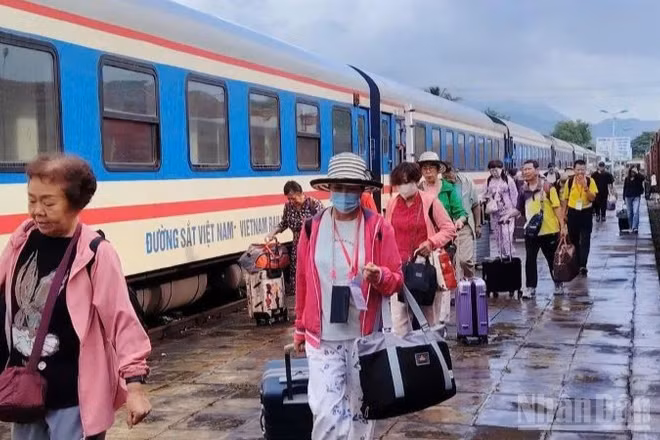 Kỳ nghỉ Tết Dương lịch kéo dào 4 ngày, dự kiến nhu cầu đi lại của người dân tăng đột biến.