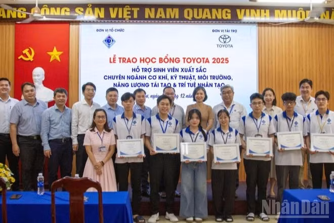 Công ty Ô-tô Toyota Việt Nam cùng các đại lý phối hợp với Bộ Giáo dục và Đào tạo triển khai và trao tặng Học bổng Toyota cho 123 sinh viên xuất sắc thuộc các chuyên ngành cơ khí, kỹ thuật, môi trường, trí tuệ nhân tạo của các trường đại học.