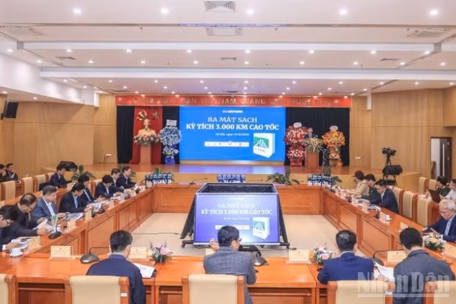 Các đại biểu tham dự lễ ra mắt sách "Kỳ tích 3.000km đường cao tốc".