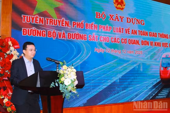 Ông Nguyễn Tuấn Ngọc Tú, Phó Vụ trưởng Vận tải và An toàn giao thông (Bộ Xây dựng) phát biểu ý kiến tại hội nghị.