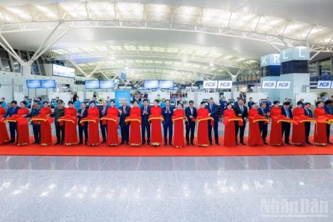 Các đại biểu cắt băng khánh thành, chính thức đưa vào khai thác Nhà ga T2 Nội Bài mở rộng.