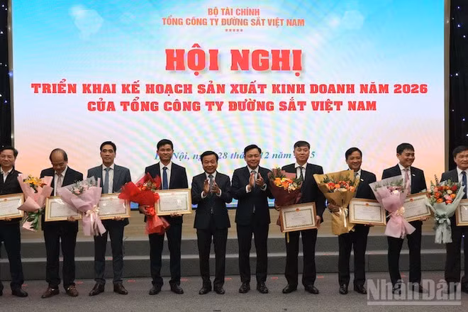 Trao bằng khen của Bộ Xây dựng cho các tập thể có thành tích.
