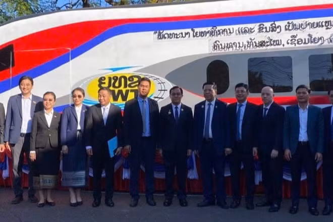 Bộ trưởng Xây dựng Trần Hồng Minh đã đến chào xã giao và làm việc với Bộ trưởng Công chính và vận tải Lào Leklay Sivilay.