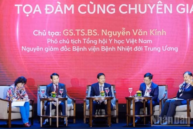 Các chuyên gia y tế tham gia thảo luận tại hội thảo "Hành trình vì một Việt Nam không còn bệnh do não mô cầu nhóm B”.