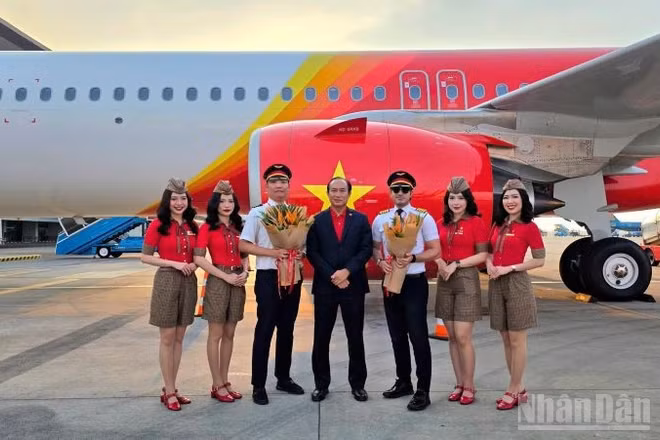 Phó Tổng giám đốc Thường trực Vietjet Tô Việt Thắng (áo vest, đứng giữa) cùng phi hành đoàn Vietjet chào đón tàu bay mới.