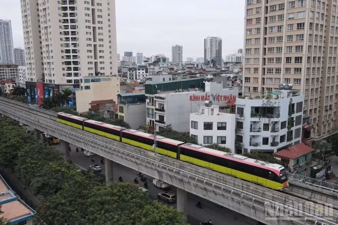 Đoàn tàu trên tuyến đường sắt đô thị 3.1 Nhổn-Ga Hà Nội.