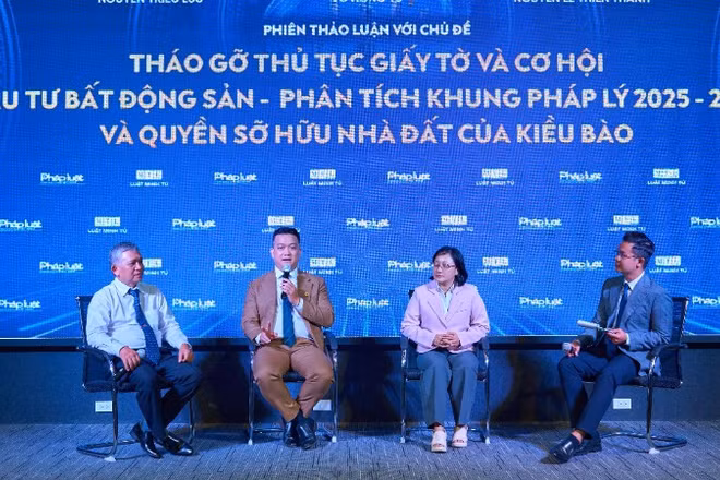 Các diễn giả chia sẻ tại tọa đàm. 