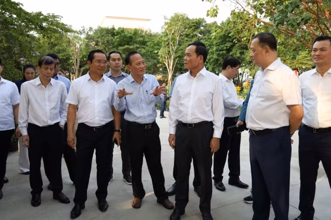 Lãnh đạo các đơn vị báo cáo tình hình các công trình chỉnh trang với Bí thư Thành ủy Thành phố Hồ Chí Minh Trần Lưu Quang.