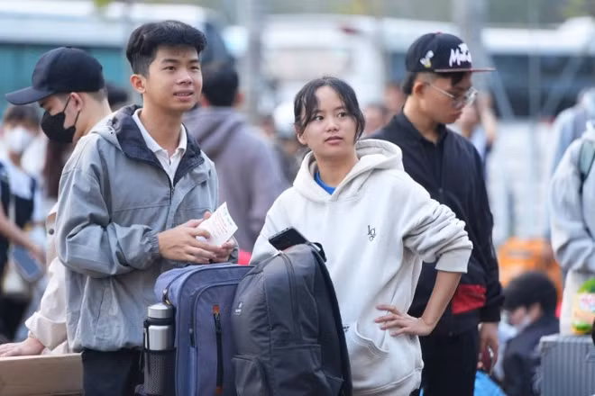 Sinh viên về quê đón Tết sáng 8/2.
