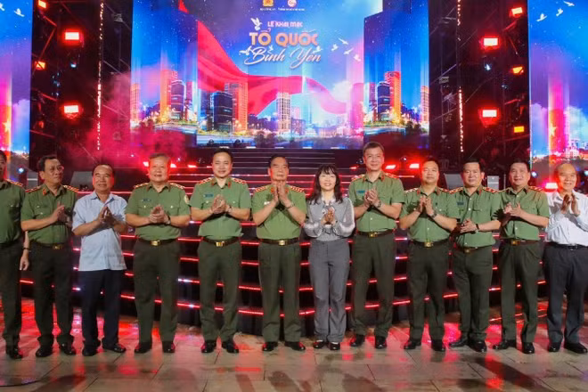 Các đồng chí lãnh đạo chụp ảnh lưu niệm tại chương trình. 