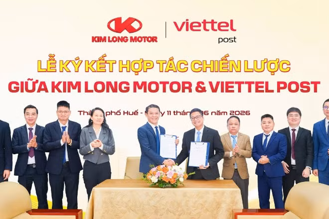 Đại diện Viettel Post và Kim Long Motor tại lễ ký kết hợp tác. (Ảnh: Ban Tổ chức)