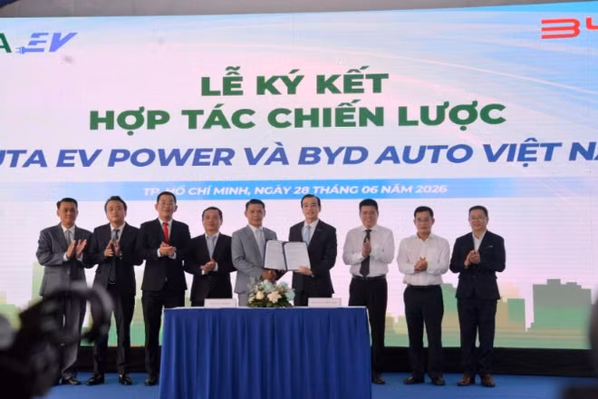 Đại diện hai tập đoàn thực hiện nghi thức ký kết hợp tác phát triển hạ tầng sạc xe điện.