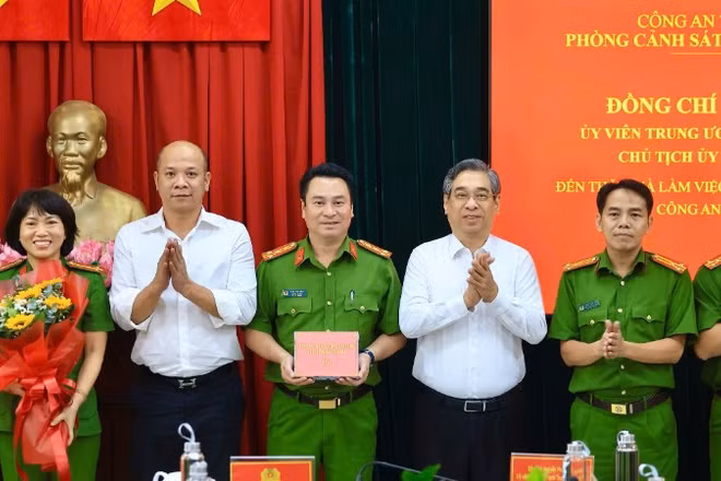 Lãnh đạo Thành ủy Thành phố Hồ Chí Minh tặng hoa chúc mừng PC04.