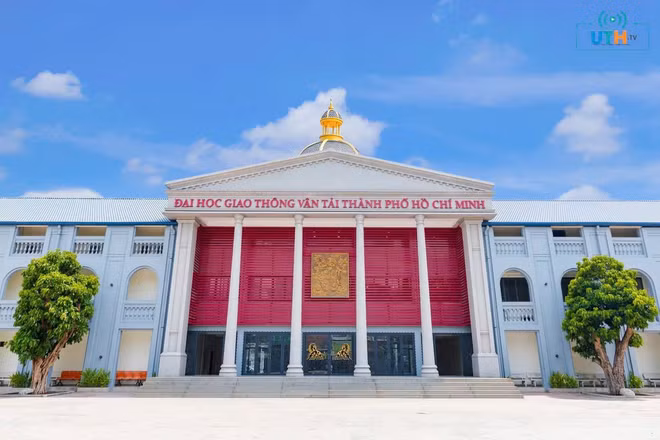 Trường đại học Giao thông vận tải Thành phố Hồ Chí Minh tổ chức Đêm hội tụ với chủ đề "Sông về biển lớn" nhân Ngày Thuyền viên thế giới (25/6).