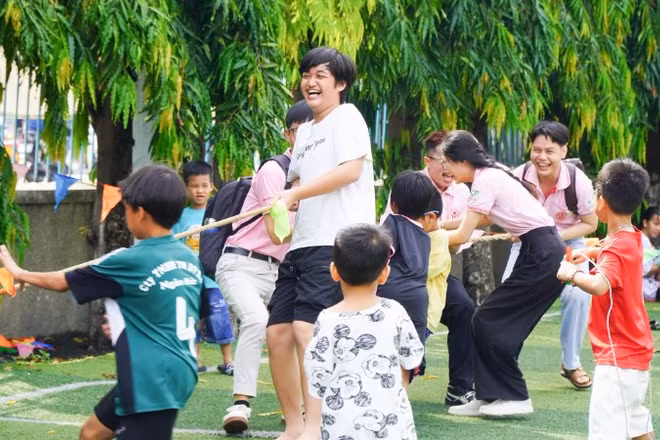 Trẻ em làng trẻ em SOS Gò Vấp vui chơi tại chương trình.
