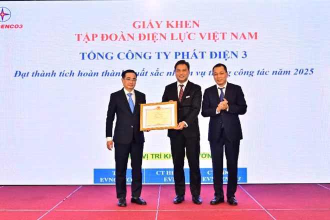 Ông Đặng Hoàng An, Bí thư Đảng ủy, Chủ tịch Hội đồng thành viên EVN trao giấy khen của EVN cho Tổng Công ty Phát điện 3.