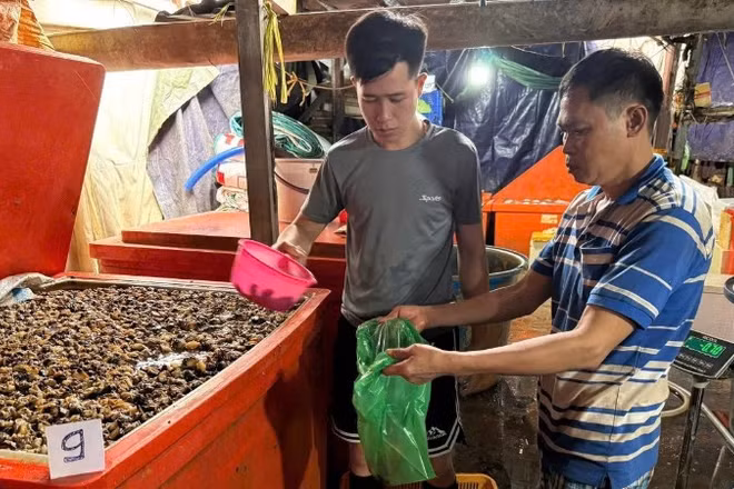 Cơ sở các đối tượng ngâm ốc bằng hóa chất để đưa ra thị trường tiêu thụ. (Ảnh: Công an cung cấp)