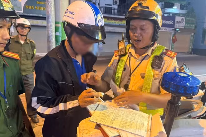 Cảnh sát Giao thông xử lý một trường hợp vi phạm giao thông. 