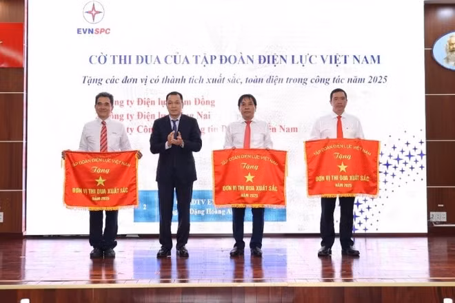 EVN tặng cờ thi đua cho các đơn vị của EVNSPC.