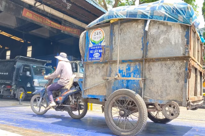 Công nhân chở rác tới trạm trung chuyển trước khi đưa đến khu vực xử lý. (Ảnh: QUANG QUÝ)