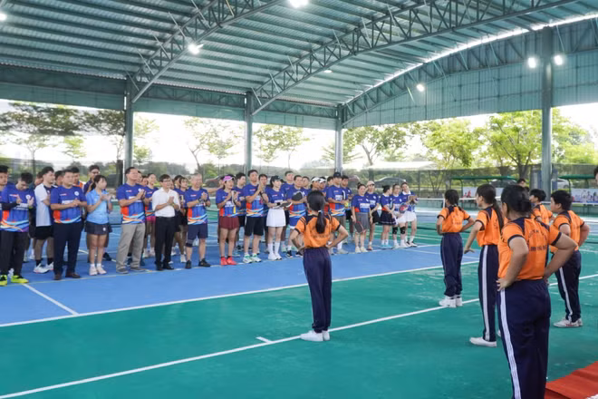 Các em thiếu nhi giao lưu văn nghệ cùng các vận động viên tại chương trình. (Ảnh: BÙI DUYÊN)
