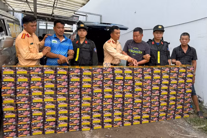 Các đối tượng cùng tang vật bị cơ quan chức năng phát hiện, bắt giữ. (Ảnh: Công an cung cấp)
