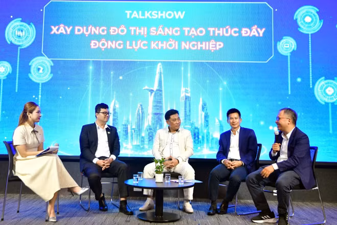 Các đại biểu tham gia phiên tọa đàm tại chương trình công bố giải Tuổi Trẻ Startup Award 2026. (Ảnh: DUYÊN PHAN)
