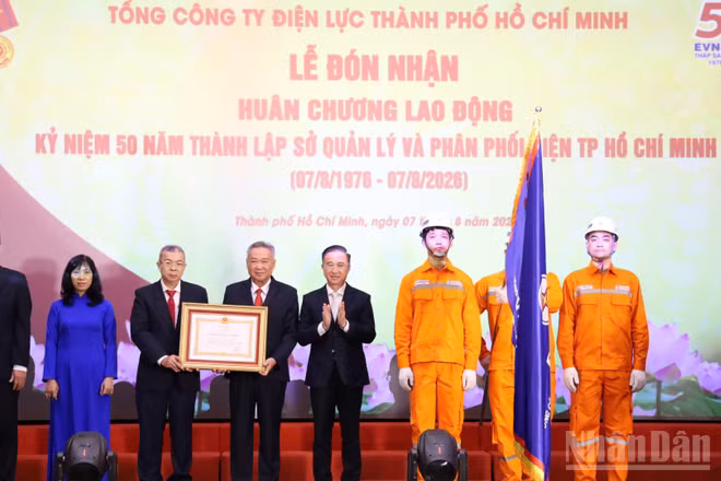 Tổng công ty Điện lực Thành phố Hồ Chí Minh vinh dự đón nhận Huân chương Lao động hạng Ba vì có thành tích xuất sắc đột xuất trong ứng dụng công nghệ phát triển lưới điện thông minh nhằm bảo đảm cung ứng điện cho địa bàn Thành phố Hồ Chí Minh. (Ảnh: Quang Quý)