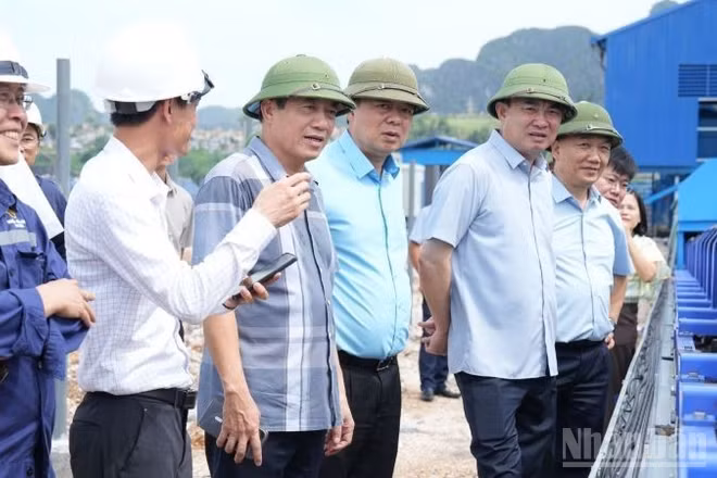 Chủ tịch Hội đồng thành viên TKV Ngô Hoàng Ngân (đội mũ cối thứ hai từ phải sang) thị sát, kiểm tra tiến độ dự án đầu tư xây dựng hệ thống băng tải vận chuyển than.