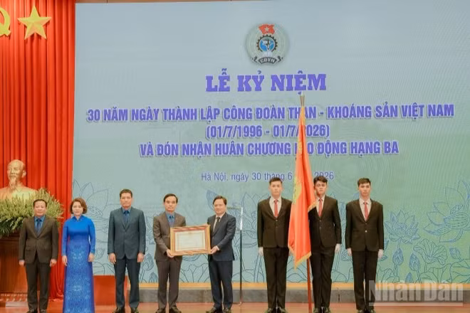 Đồng chí Nguyễn Anh Tuấn, Ủy viên Trung ương Đảng, Chủ tịch Tổng Liên đoàn Lao động Việt Nam trao Huân chương Lao động hạng Ba (lần thứ hai) cho Công đoàn Than-Khoáng sản Việt Nam. 