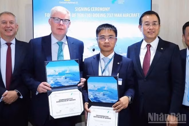 Ông Nguyễn Chiến Thắng, Phó Tổng Giám đốc Vietnam Airlines và ông Barry Flannery, Giám đốc thương mại SMBC Aviation Capital trao biên bản thỏa thuận dưới sự chứng kiến của lãnh đạo cấp cao hai bên.