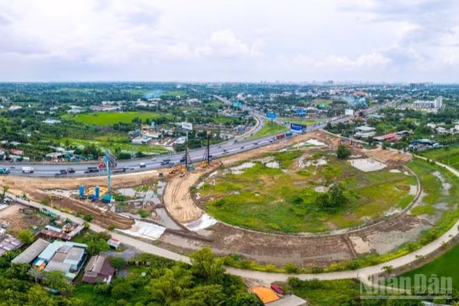 Một nút giao trên tuyến cao tốc Thành phố Hồ Chí Minh-Trung Lương-Mỹ Thuận.