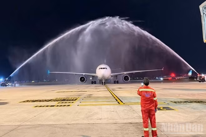 Chuyến bay WE 271 của Parata Air được chào đón bằng nghi lễ phun vòi rồng, nghi lễ chào đón trọng thị của ngành hàng không.