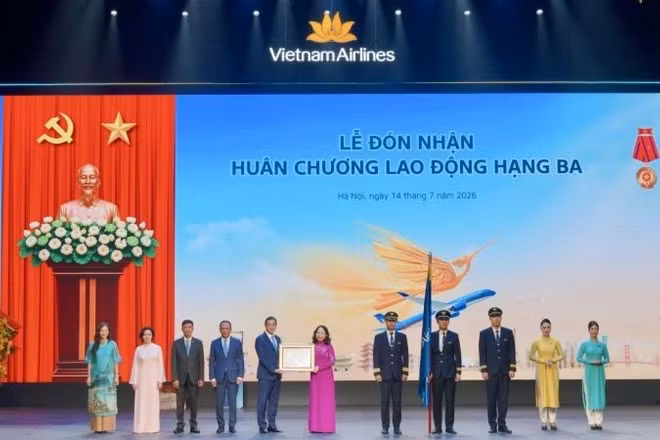 Phó Chủ tịch nước Võ Thị Ánh Xuân trao Huân chương Lao động hạng Ba cho Tổng công ty Hàng không Việt Nam. (Ảnh: VNA)
