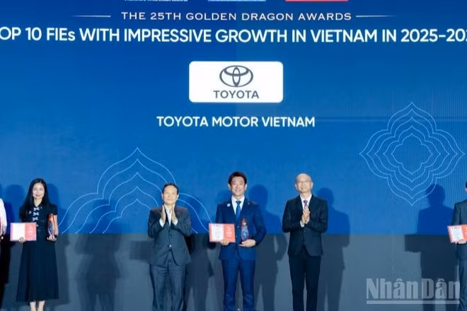 Công ty ô-tô Toyota Việt Nam nhận Giải thưởng Rồng vàng.