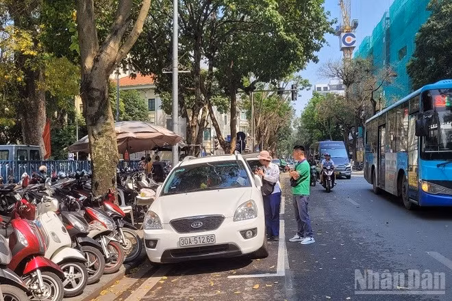 Bãi đỗ ô tô/ xe máy tại tuyến phố Lý Thái Tổ là một trọng 7 điểm đỗ đầu tiên thí điểm thu phí điện tử nhận được rất nhiều phản hồi tích cực của người dân.