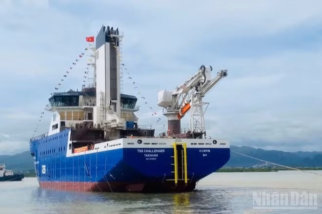 Công ty Đóng tàu Hạ Long hạ thủy thành công tàu dịch vụ vận hành và bảo dưỡng điện gió ngoài khơi CSOV 9020.